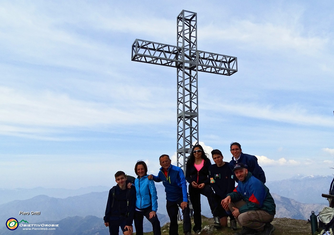 60 In vetta al Monte Suchello (1541 m) con amici escursionisti.JPG -                                